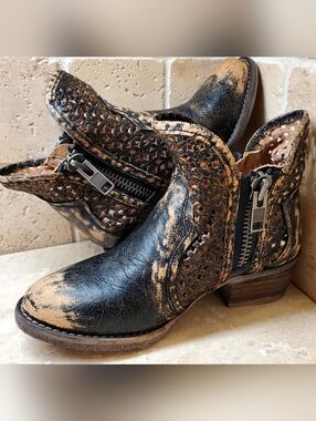 Circle G Black and Tan Leather Distressed Hand Tooled Ankle Booties Size 5